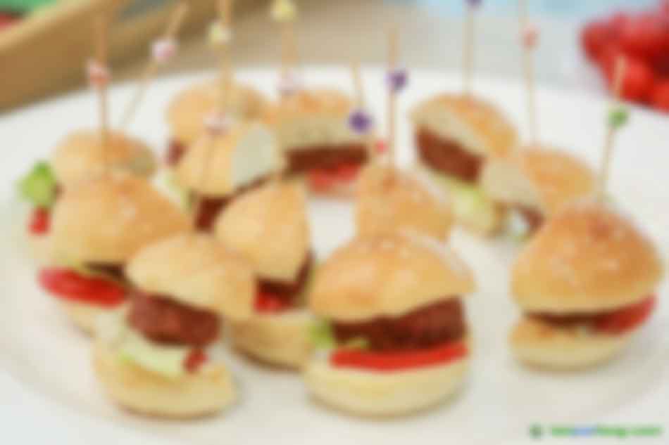 2019年10月16日，金字火腿股份有限公司在上海發布“人造肉”植物肉餅。 視覺中國 圖
