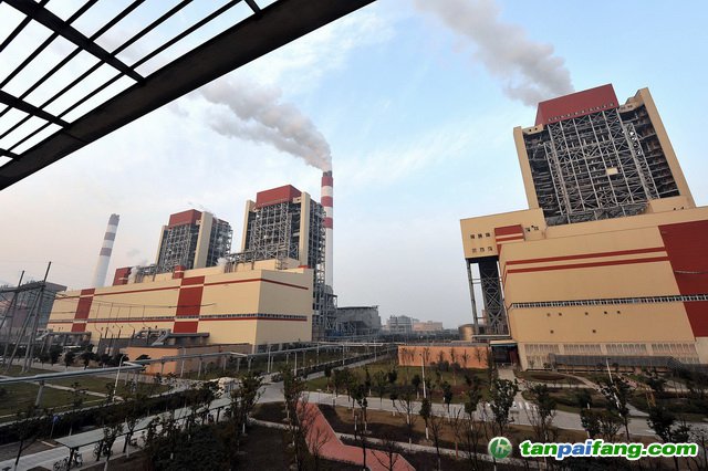 發電企業主要是大型國有企業，其排放數據管理更規范、更完善。圖為上海外高橋第三發電有限責任公司發電廠外景。攝影/章軻