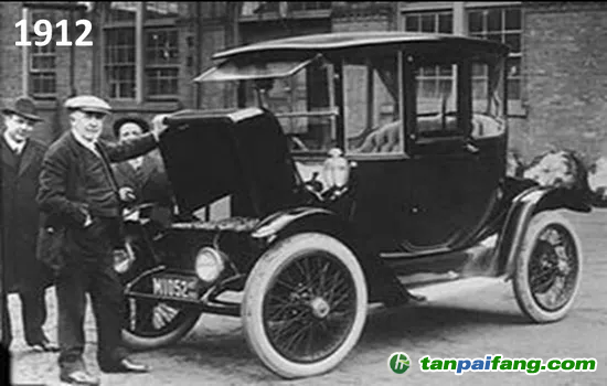 圖1 1912年，愛迪生跟他的電動車合影。