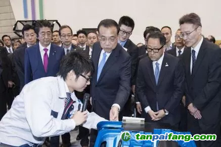 圖2 2018年5月13日，李克強總理參觀日本豐田氫燃料汽車。