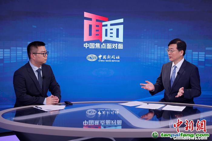 國家氣候變化專家委員會副主任、中國科學院科技戰略咨詢研究院研究員王毅(右)日前在北京接受<a target='_blank'  data-cke-saved-href='/' href='/'>中新社</a>“中國焦點面對面”專訪。<a target='_blank'  data-cke-saved-href='/' href='/'>中新社</a>記者 蔣啟明 攝