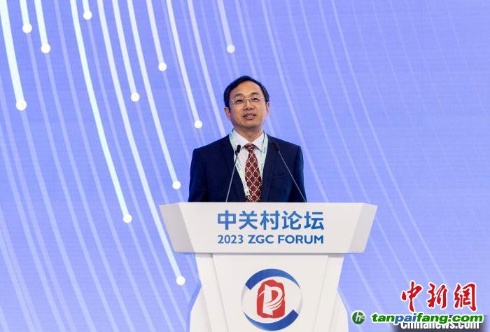 朱慶山研究員在論壇上以“鋼鐵工業超低碳發展路徑思考”為題做報告?！∪螘?攝