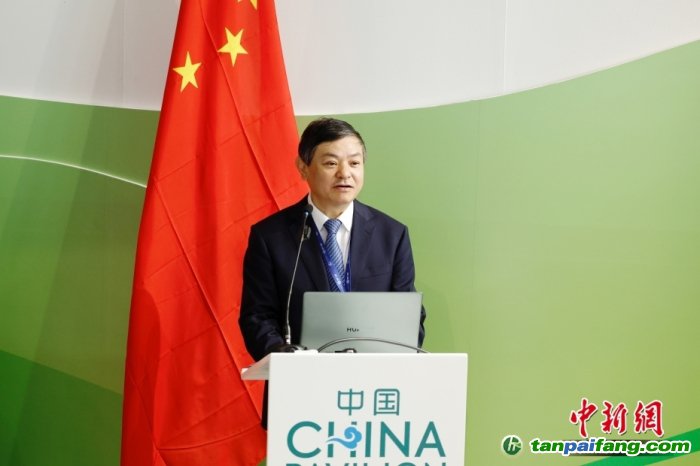 當地時間11月30日，《聯合國氣候變化框架公約》第28次締約方大會(COP28)中國角開幕式暨“生態文明與美麗中國實踐”邊會在迪拜舉行。圖為中國生態環境部部長黃潤秋在邊會上發表致辭。<a target='_blank'  data-cke-saved-href='/' href='/'>中新社</a>記者 韓海丹 攝